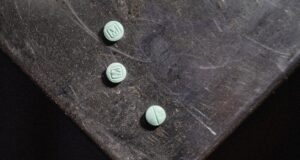 Um ‘ativo’ do FBI ajudou a administrar o site obscuro que produziu drogas misturadas com fentanil durante anos