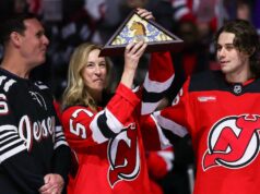 O governador de Nova Jersey, Sherrill, foi vaiado no jogo cerimonial de hóquei dos Devils em homenagem a Jack Hughes