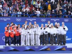 As Olimpíadas pediram desculpas porque a superfície do pódio danificou as lâminas dos patinadores.