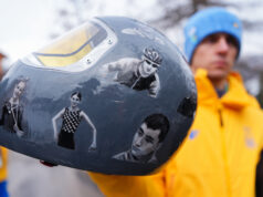 Esqueleto deslizante da Ucrânia banido por atletas russos em homenagem ao capacete aos atletas mortos