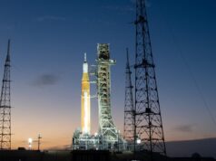 O foguete lunar da NASA está saindo da plataforma de lançamento, mas não vai para o céu