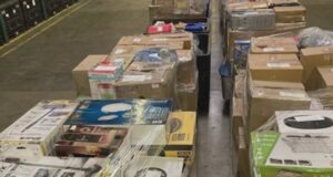 Uma investigação de sete anos terminou com cinco pessoas presas por roubar mais de US$ 300 mil de uma loja de varejo.