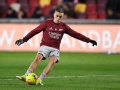Sepp van den Berg e Jerrion Timber foram titulares no clássico de Londres.