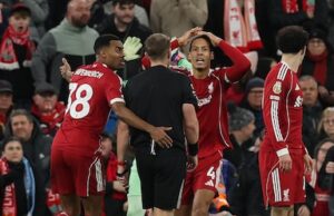 Uma noite dolorosa para Arne Slot: Liverpool saiu de mãos vazias após um desfecho louco com o Manchester City