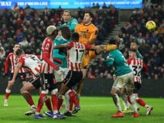 Virgil van Dijk venceu Robin Roves no ar para dar a vitória ao Liverpool em Sunderland.