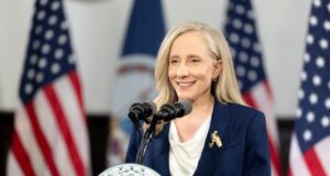 Governador Spanberger chamado de ‘extremista’ após argumento de Trump sobre o Estado da União