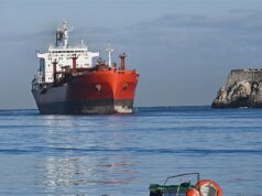 Petroleiro russo acusado de táticas de frota obscura em carregamento para Cuba