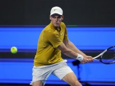 Sinner foi surpreendido em Doha por um tcheco de 20 anos, um frustrado Alcaraz escapou.