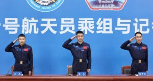 ‘Poucas rachaduras vazando’: astronautas chineses revelam novos detalhes sobre espaçonaves encalhadas no espaço no ano passado