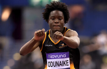 Tito Odunaike, de 16 anos, está fazendo história no Reino Unido