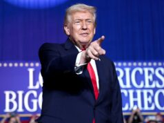 A equipe de Trump enfatiza a economia como questão-chave na reunião de estratégia de médio prazo