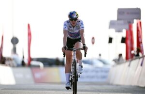 ‘Eu realmente superei isso’ – Zoe Bäckstedt perde a camisa branca do UAE Tour, mas impressiona nas encostas brutais de Jebel Hafeet