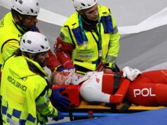 Uma patinadora recebeu um corte profundo a milímetros do olho