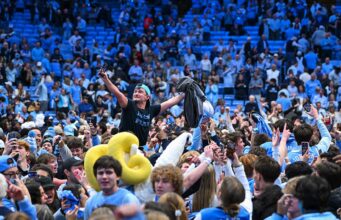 Os fãs da UNC invadiram a quadra muito cedo em Duke e evacuaram nos 0,4 segundos finais.