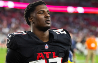 Falcons James Pearce é preso por perseguir a namorada Rickea Jackson