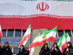 Os iranianos preparam-se para um ataque dos EUA, enquanto outros ousam esperar uma mudança de regime