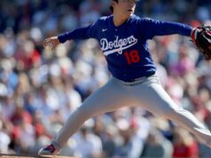 Yoshinobu Yamamoto dos Dodgers entra em campo no jogo de abertura da Cactus League