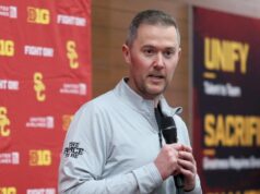 O técnico da USC, Lincoln Riley, forma uma equipe que combina continuidade e nova energia