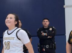 Abbigail Gomez torce pelo time de basquete feminino Granada Hills Kennedy