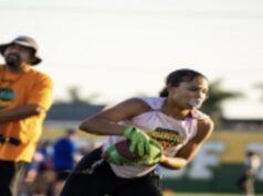 O futebol de bandeira feminino está encontrando seu lugar em torneios de viagens