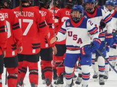 A seleção feminina de hóquei dos EUA derrotou o Canadá, continuando a dominar o jogo olímpico