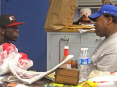 O técnico de futebol Robert Garrett continua desaparecido enquanto jogava na Crenshaw High