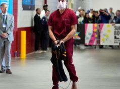 Mack Hollins, dos Patriots, chega ao Super Bowl vestido de prisioneiro