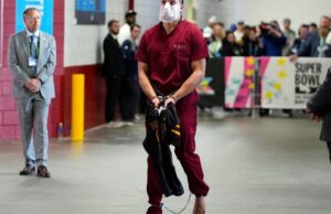 Mack Hollins, dos Patriots, chega ao Super Bowl vestido de prisioneiro