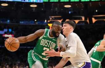 Com Pat Riley assistindo, o Lakers foi derrotado pelo Celtics em seu jogo de rivalidade
