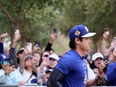 Foto: Shohei Ohtani, estrela dos Dodgers praticando durante o treinamento de primavera