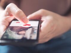 A polícia de todo o país está exigindo que um ex-namorado seja denunciado com um mandado de prisão como presente de Dia dos Namorados.