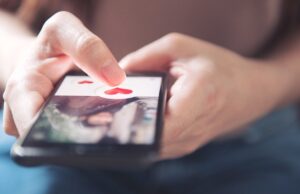 A polícia de todo o país está exigindo que um ex-namorado seja denunciado com um mandado de prisão como presente de Dia dos Namorados.