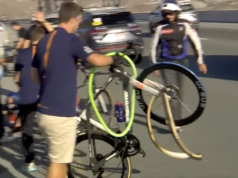 Os pneus e pastilhas de Fabio Jakobsen explodem em seu aro ‘mini-gancho’ no Tour dos Emirados Árabes Unidos.