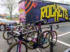 ‘Escolha-os para trazê-los a bordo’ – Fique atento aos técnicos de corrida da SRAM enquanto eles apoiam os mecânicos da equipe profissional no evento de fim de semana de lançamento.