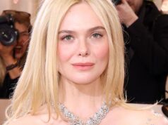 Elle Fanning usa maquiagem L’Oreal Lumi Glotion para a cor da pele
