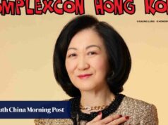 A ex-legisladora de Hong Kong Regina Ip mudou a política para cartões fotográficos na Complex Con