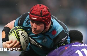 O internacional galês James Botham assinou um novo contrato com o Cardiff.