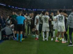 A estrela escapou vermelha após empurrar um garoto do futebol