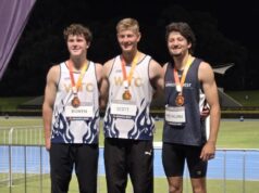 Medalha dos atletas locais Robin Chapman, Wayne Netting e Rowan Dennis nos campeões estaduais de atletismo