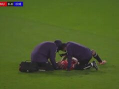 A estrela do Man United sofreu uma lesão preocupante após ser atingida pela bola apenas SEGUNDOS durante a partida dos Sub-21, enquanto Michael Carrick assistia