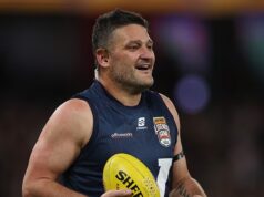Assista ao momento em que a lenda do futebol Brendan Fevola cai no chão devido a um problema de saúde MUITO doloroso na rádio ao vivo