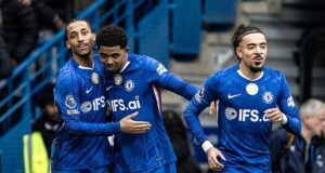 Os torcedores do Chelsea protestam contra a estrela de £ 70 milhões por seus comentários ‘perturbadores’ horas antes do jogo imperdível no Aston Villa