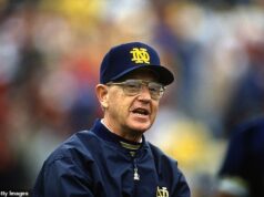 O querido técnico de futebol universitário Lou Holtz falece aos 89 anos
