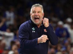 Bruce Pearl admitiu nepotismo depois de ajudar seu filho a substituí-lo como técnico de basquete de Auburn