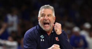 Bruce Pearl admitiu nepotismo depois de ajudar seu filho a substituí-lo como técnico de basquete de Auburn