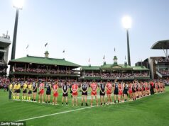 Cenas de arrepiar os cabelos enquanto jogadores de futebol se reúnem para lembrar as vítimas do tiroteio em Bondi antes da partida de abertura da temporada da AFL