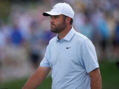 O momento em que Scottie Scheffler lança a bola no lago com raiva, em um caos incrível, após um chute perdido