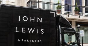 A equipe da John Lewis receberá bônus pela primeira vez em quatro anos