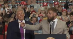 Jake Paul comete um erro de higiene embaraçoso durante a aparição na campanha de Donald Trump, enquanto um grande erro de guarda-roupa revela inseguranças de longa data