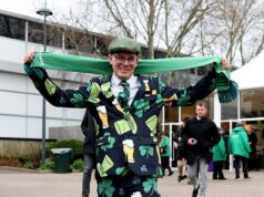 Faça-me Guinness! Os pilotos se entregam a ‘dividir o G’ enquanto celebram a quinta-feira de São Patrício no Festival de Cheltenham